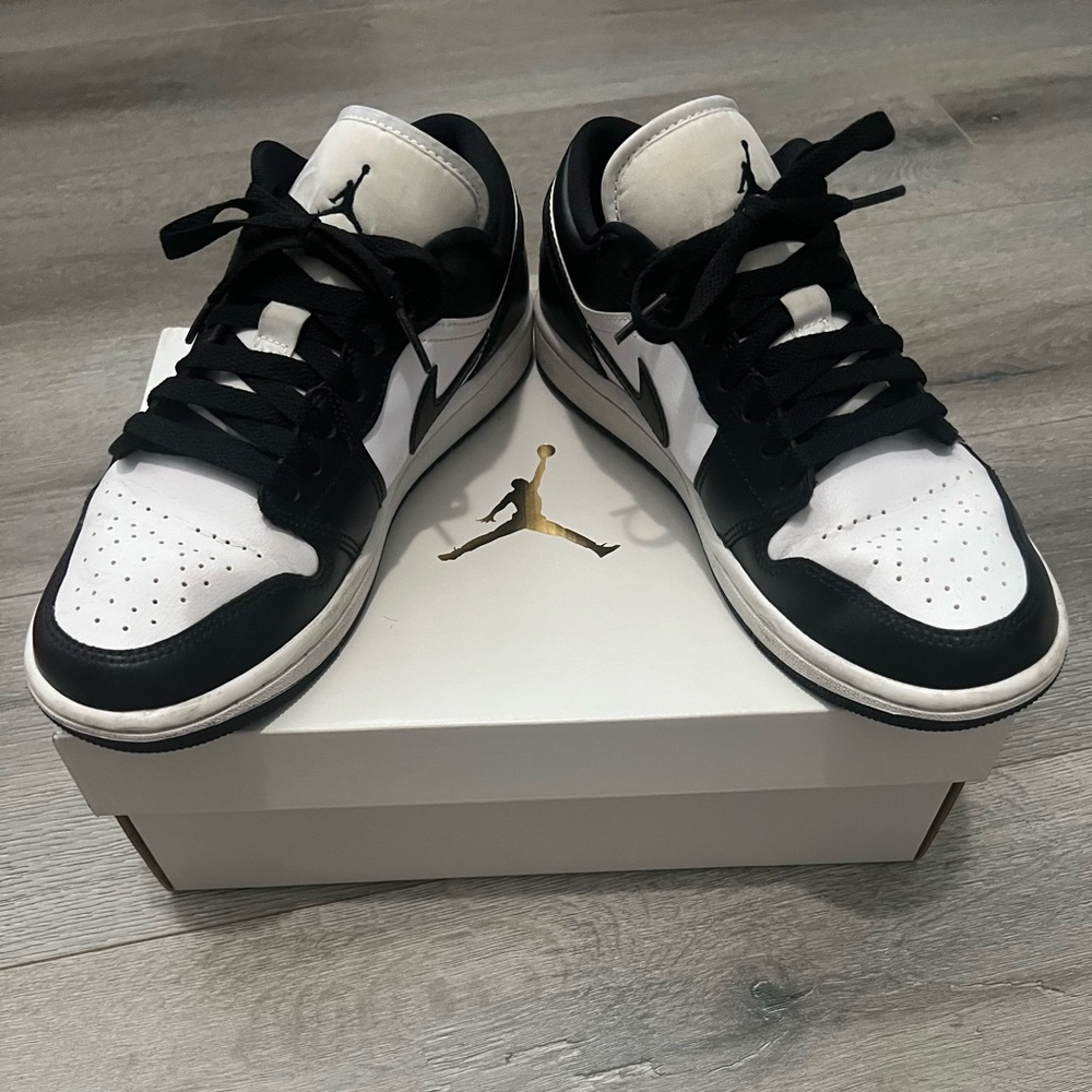 Jordan 1 Low
Panda (Women's) size 7